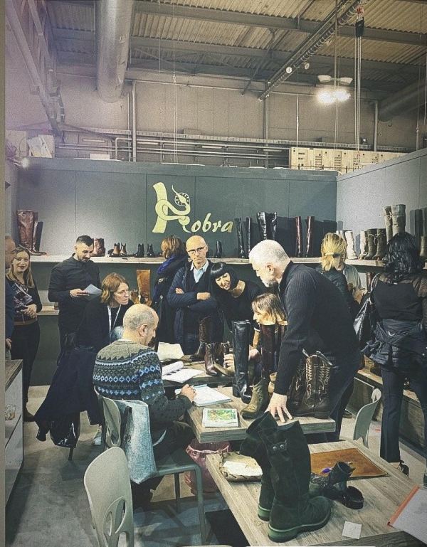 Buyer e visitatori allo stand Kobra a MICAM Milano